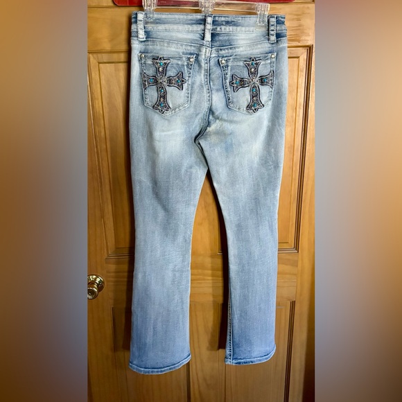 ⭐️Fire & Rain Y2K Style Light Wash Back Pockets Cross Rhinestone Accents Jeans⭐️ - Picture 1 of 9